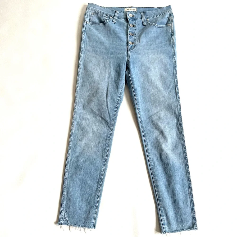 MADEWELL 10” HIGH-RISE LIGHT WASH BUTTON-FRONT RAW-HEM SKINNY JEANS. Sz30